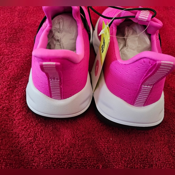 NWT. Girl's Pink Athletic Shoes. Size:4. - Picture 3 of 7